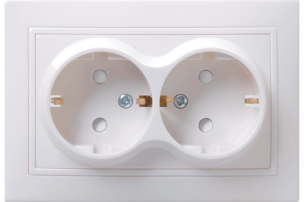Розетка 2-местная РСш12-3-КБ с заземляющим контактом с защитной шторкой 16А КВАРТА белый IEK