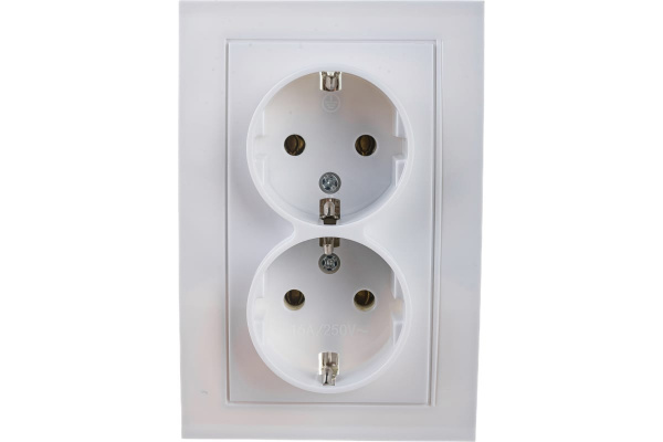 Розетка 2П с з/к,белая UNIVersal Бриллиант