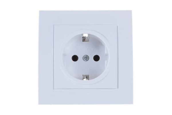 Розетка 1П с з/к, белая UNIVersal Бриллиант