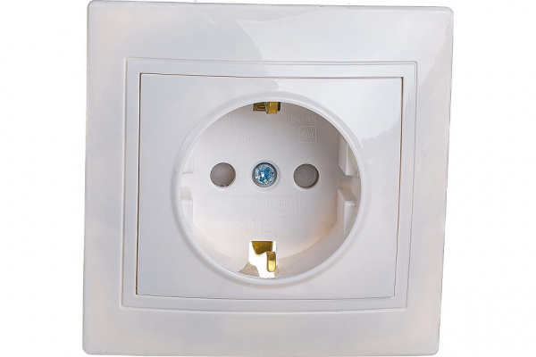 Розетка 1-местная РСш10-3-КБ с заземляющим контактом с защитной шторкой 16А КВАРТА белый IEK